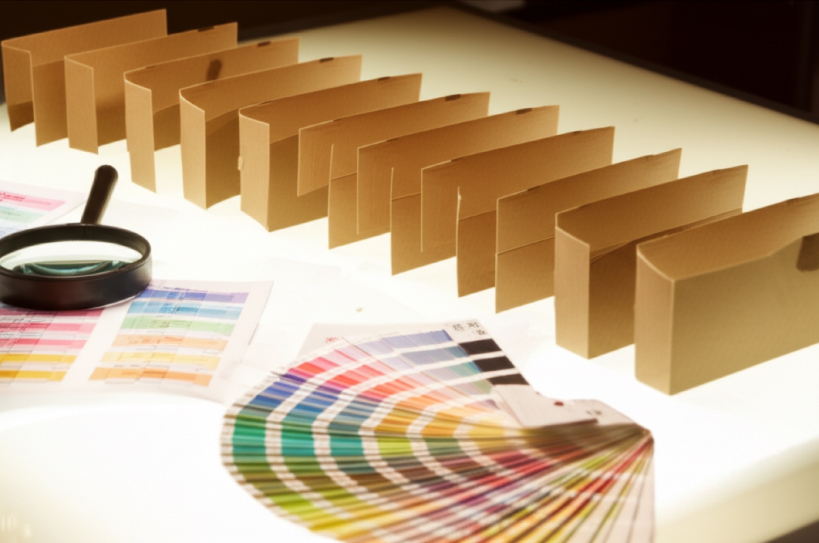 紙袋品質檢驗：色彩校對與套印精度確認