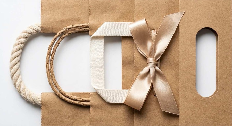 客製紙袋市場概況，展示多種品牌紙袋在零售場景中的實際應用