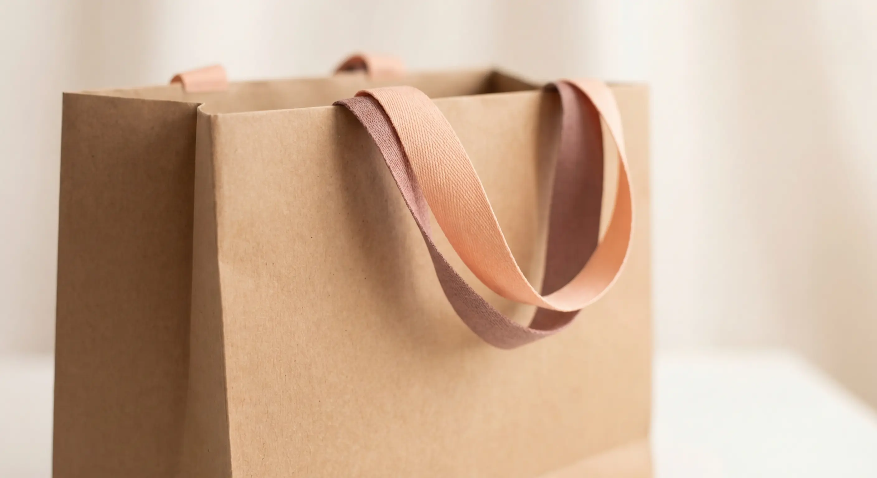 客製化防油紙袋成品展示，印有品牌 Logo